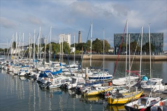 Lorient, port, bateaux amarrés à  quai et immeuble Lorient Agglomération