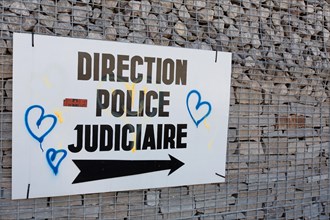 Paris, panneau de direction de la police judiciaire