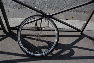 Paris, roue de vélo accrochée