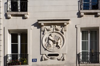 Paris, détail sculpté d'un immeuble de la rue du Cherche Midi