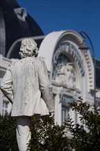 Trouville-sur-Mer (Calvados),  Casino Barrière et statue de Gustave Flaubert