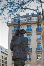 Statue hommage au Capitaine Alfred Dreyfus située place Pierre-Lafue à Paris