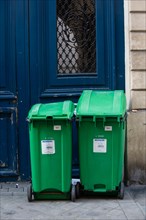 Paris, poubelles devant un immeuble