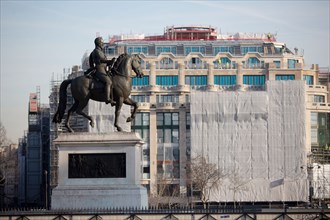 Paris, statue of Henry IV of France La Samaritaine under construction, ongoing work