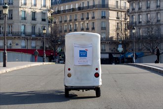 Paris, delivery man on the Pont Saint-Louis