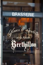 Paris, brasserie proposant des glaces Berthillon