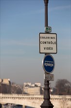 Paris, panneau signalant un couloir de bus
