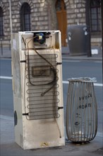Paris, réfrigérateur abandonné sur le trottoir