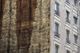 Paris, façade et pignon d'un immeuble du Quai de Bercy