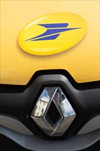 Logo de la Poste sur un véhicule