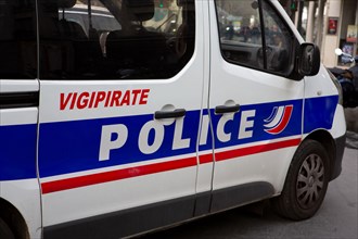 Paris, police bus