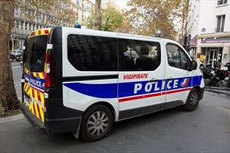 Paris, car de Police