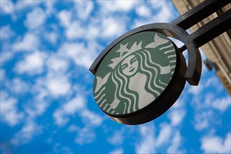 Paris, Starbucks logo