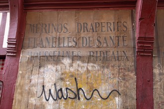 Rouen (Seine Maritime), anciennes inscriptions de commerce et graffitis
