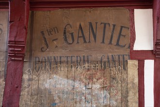 Rouen (Seine Maritime), vintage inscriptions with graffitis