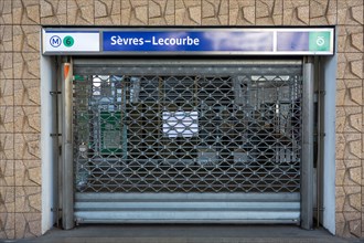 Paris, Sèvres-Lecourbe metro station closed on strike day