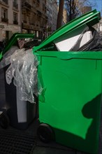 Paris, poubelles qui débordent