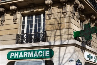 Paris, enseigne de pharmacie