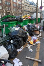 Paris, poubelles qui débordent