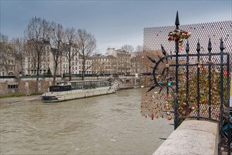 Paris, péniche sur la Seine en crue