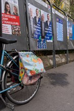 Paris, vélo et panneaux électoraux