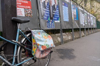 Paris, bicycle et election signs