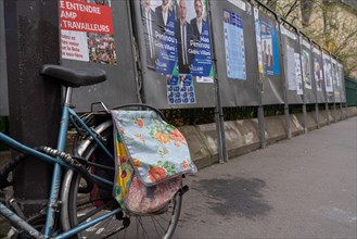 Paris, vélo et panneaux électoraux