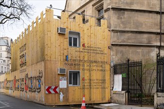 Paris, palisade in front of the Musée de Cluny - renovation work at the National museum of Middle Ages