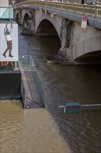 Paris, Fluctuart barge