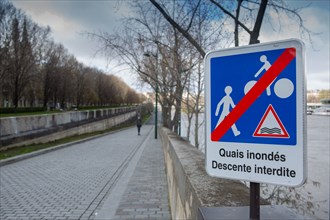 Paris, panneau de signalisation
