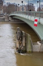 Paris, zouave du pont de l’Alma avec les pieds dans l’eau