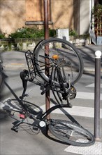Paris, vélo accroché à la verticale d’un poteau