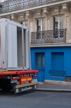 Paris, delivering a prefab module (Algeco)