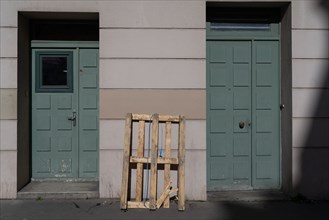 Paris, pallet between two doors