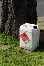 Paris, bidon de produit chimique déposé sauvagement au pied d’un arbre