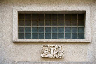 Relief au-dessus de la porte de l'immeuble du 8 rue Henri IV à Reims