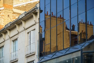Reims, reflet dans une façade d'immeuble