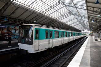 Sèvres-Lecourbe metro station, Paris