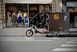 Paris, vehicule de livraison UPS cycle