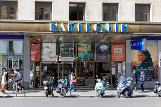 Paris, façade du cinéma l'Arlequin