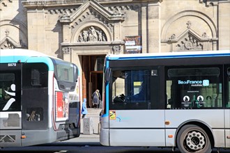 Paris, deux bus devant l'église Notre-Dame des Champs