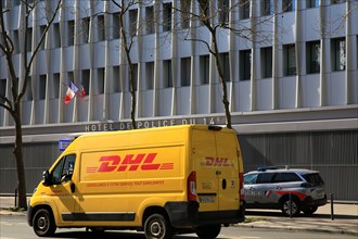 Paris, camion de livraison DHL