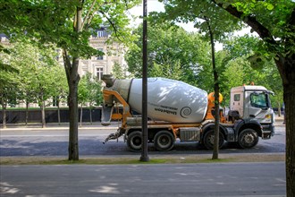 Concrete mixer truck, Paris