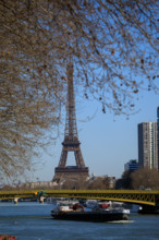 Paris, la Tour Eiffel, le Pont Mirabeau et péniche sur la Seine