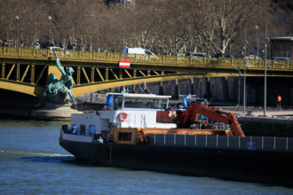 Paris, Pont Mirabeau et péniche sur la Seine