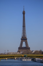 Paris, la Tour Eiffel et le Pont Mirabeau