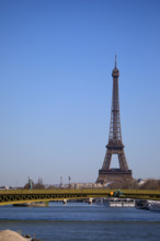 Paris, la Tour Eiffel et le Pont Mirabeau