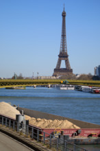 Paris, la Tour Eiffel et le Pont Mirabeau