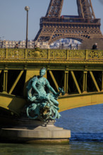 Paris, la Tour Eiffel et le Pont Mirabeau