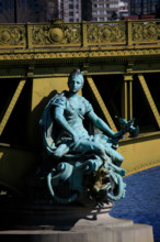 Paris, Pont Mirabeau, sculpture allégorique de la Ville de Paris